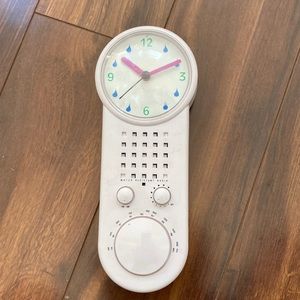 Vintage AM/FM Clock Radio. Water Resistant 4AA Batteries not Included nor Tested